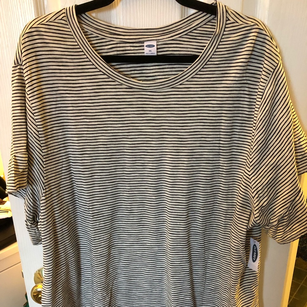 Ruffle sleeve t-shirtOld Navy black and white. XXL